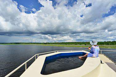 AmaWaterways Zambezi Queen ZQ_Pool_02.jpg